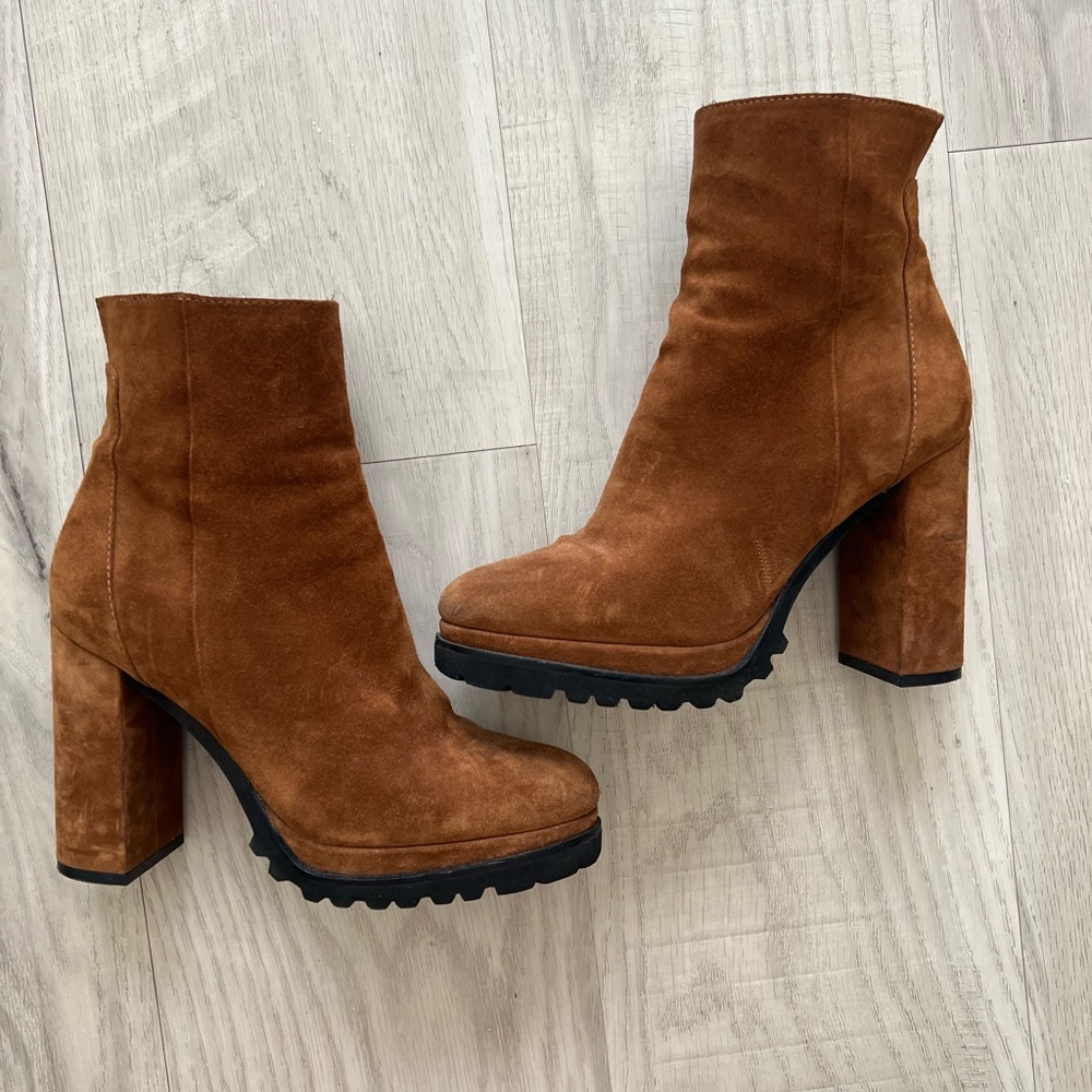 Elegant Tan Suede Heeled Boots